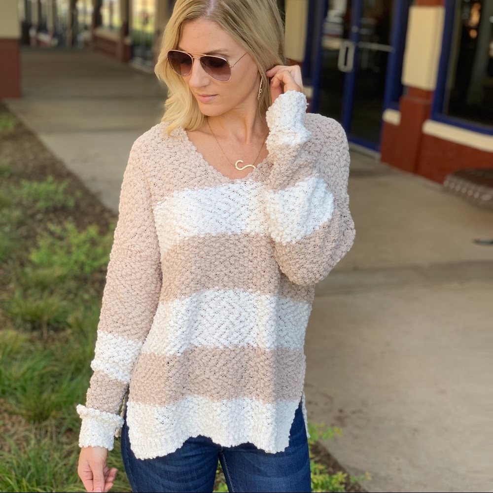 ✨LAST ONE✨Taupe and Ivory popcorn sweater v neck - Picture 4 of 5
